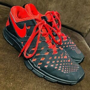 Excellent NIKE Fingertrap Trainer 5.0 Black University Red Men 10.5 US 44.5 EUR
